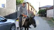 Otomobil anahtarı yerine dizginleri tutuyor: 70 yaşında geleneksel ulaşımdan vazgeçmiyor