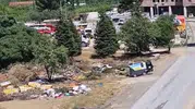 Kendi kapısının önünü görmezden geldiler: Belediye binasının arkası atık sahasına dönüştü