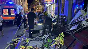 Uşak’ta cadde ortasında kaza: Direğe çarpan araç kaldırımdakileri biçti