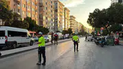 Karabağlar'da banka şubesinde kriz: Annesi ikna için olay yerine getirildi