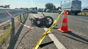 Manisa'da trafik dehşeti: Güvenlik görevlisi motosiklet sürücüsü olay yerinde can verdi