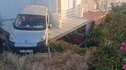 Kuşadası’nda şoke eden kaza: Otomobil site içindeki evin verandasına asılı kaldı