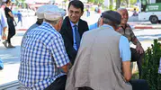 Uşak sokaklarında samimi diyalog: Vali Kartal esnafın nabzını tuttu