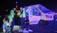 Manisa'da geceyi aydınlatan kaza: Yağışlı yolda savrulan araç takla attı