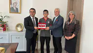 Yerdeki bayrağı görünce kayıtsız kalamadı: Kaymakam Daştan'dan genç öğrenciye özel tebrik