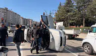 Afyonkarahisar'da trafik ışıklarında dehşet anları: Otomobil yan yattı
