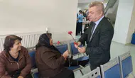 Manisa'da sağlıkta nezaket rüzgarı: Hastalar haklarını karanfillerle öğrendi