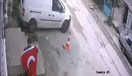 Bornova’da duygulandıran anlar: Yere düşen al bayrağı kimse görmeden böyle korudu