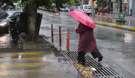 Efeler'de aniden bastıran yağmur hayatı olumsuz etkiledi