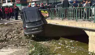 Afyonkarahisar'da korkutan kaza: Çarpışmanın şiddetiyle dereye yuvarlandı