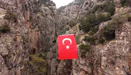 Acıpayam'ın sarp yamaçlarında Cumhuriyet coşkusu: Dev bayrak gökyüzüyle buluştu