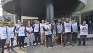 Balçova’da memurların sabrı taştı: Belediye önünde tam gün mesai durdu