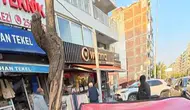 İzmir’de hafta sonu paniği: Caddede kontrolden çıkan araç dükkana daldı
