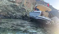 Marmaris koylarinda sessiz tehlike: Sürüklenen tekne kayaliklarda son buldu