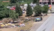 Kendi kapısının önünü görmezden geldiler: Belediye binasının arkası atık sahasına dönüştü