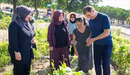 Kadifekale’de toprakla gelen huzur: Başkan Tugay üretici kadınlarla hasat yaptı