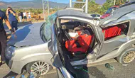 Çine'de trafik kazası: Otomobil yönlendirme direğine ok gibi saplandı