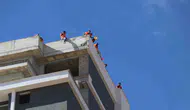 15 katlı rezidansta gergin bekleyiş: Emeğinin peşine düşen işçiler çatıya çıktı