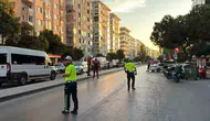 Karabağlar'da banka şubesinde kriz: Annesi ikna için olay yerine getirildi