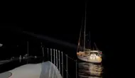 Urla açıklarında gece operasyonu: Yelkenli teknedeki kaçak göç yolculuğu yarıda kaldı