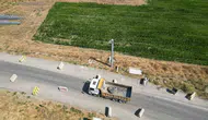 Karşıyaka'da trafik bilmecesi: Yola bırakılan beton bloklar sürücüleri canından bezdirdi