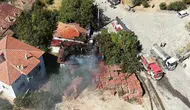 Bahçedeki küçük kıvılcım büyük felakete dönüştü: Evinden geriye sadece enkaz kaldı