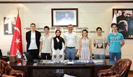 Denizli'nin genç yıldızları Başkan Çavuşoğlu'nun konuğu oldu: Başarıya anlamlı hediye