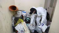 Manisa'da apartman dairesinden çıkanlar şoke etti: 6 kamyon dolusu atık tahliye edildi