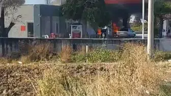 Kınık'ta akaryakıt istasyonunda saniyelerle yarış: Kontrolden çıkan araç faciaya ramak kala alev aldı
