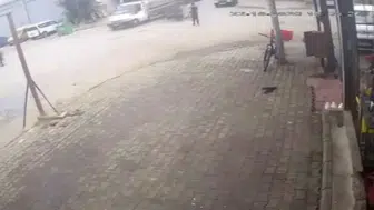 Bornova'da saniyelerle yarışan kaza: Motosikletli sürücü ölümden döndü
