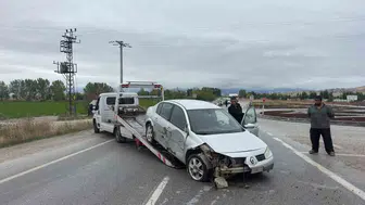 Emirdağ’da direksiyon hakimiyeti kaybedildi: Otomobil orta refüje çıktı