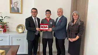Yerdeki bayrağı görünce kayıtsız kalamadı: Kaymakam Daştan'dan genç öğrenciye özel tebrik