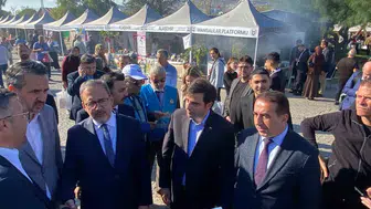 Alaşehir rüzgarı İzmir’de esti: Bakan Kasapoğlu yöresel stantta incelemelerde bulundu