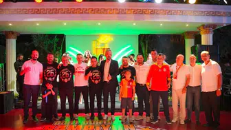 Salihli'de Galatasaraylı taraftarlardan eğitime tam destek: 16 öğrencinin yüzü güldü