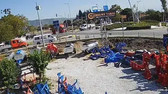 İzmir’deki kazada saniyeler faciayı engelledi: Kamyonet sürücüsünün refleksi hayat kurtardı