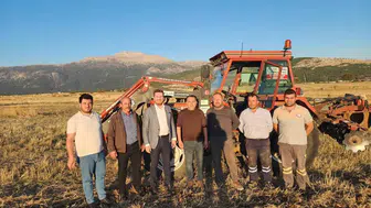 Tavas’ta belediye eliyle üretim seferberliği: Hasat edilen ürünler çiftçiye can suyu olacak