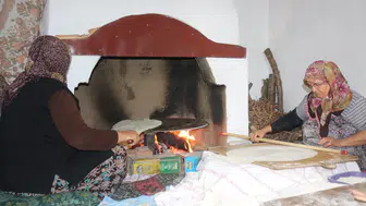Çivril’de kış bereketi imeceyle geliyor: Komşular bir çuval undan sofraları donatıyor