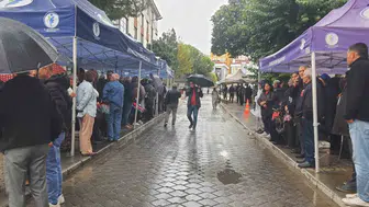 Merkezefendi’de adalet nöbeti: Sağanak yağmur Şeniz Doğan destekçilerini durduramadı
