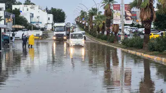 Bodrum'da yağış ulaşımı kilitledi: Sular altında kalan araçlar güçlükle kurtarıldı