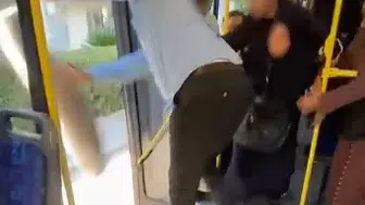 İzmir'de otobüste halı krizi: Şoförün sert müdahalesi yolcuları şoke etti