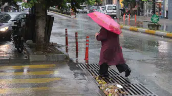 Efeler'de aniden bastıran yağmur hayatı olumsuz etkiledi