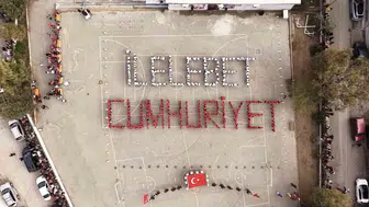 Buca’da 400 öğrenci tek yürek oldu: Gökyüzünden Cumhuriyet mesajı