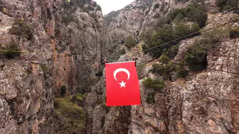 Acıpayam'ın sarp yamaçlarında Cumhuriyet coşkusu: Dev bayrak gökyüzüyle buluştu