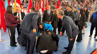 Cumhuriyet töreninde korku dolu anlar: Fenalaşan öğrenciye vekillerden anında müdahale
