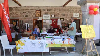 Mürekkebin dansı tarihi hanın duvarlarında yankılandı