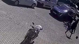 Trafikte vicdanları sızlatan saldırı: Çukurdan kaçan kuryeyi çocuğunun yanında dövdü