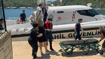 Fethiye açıklarında deniz üzerinde acil müdahale: Sahil Güvenlik iki kişiyi hayata bağladı