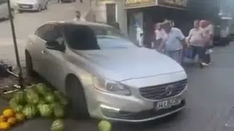 Aydın'da pazar yerinde şoke eden görüntüler: Direksiyon başındaki sürücü ortalığı birbirine kattı