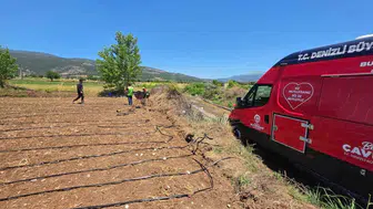 40 derecelik sıcakta tarlada çalışanlara belediyeden serinleten dokunuş