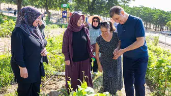 Kadifekale’de toprakla gelen huzur: Başkan Tugay üretici kadınlarla hasat yaptı